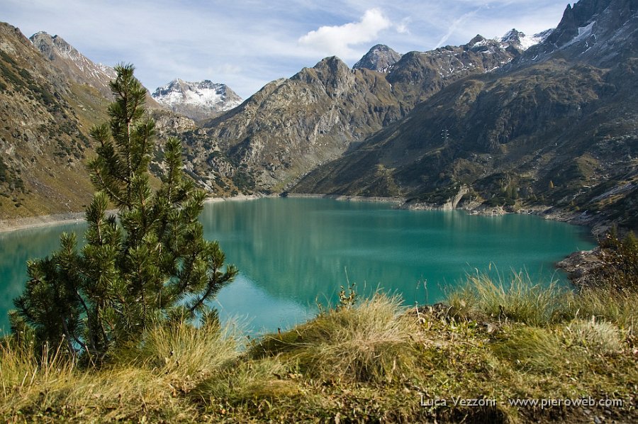 11- Una prima occhiata allo splendido lago.jpg